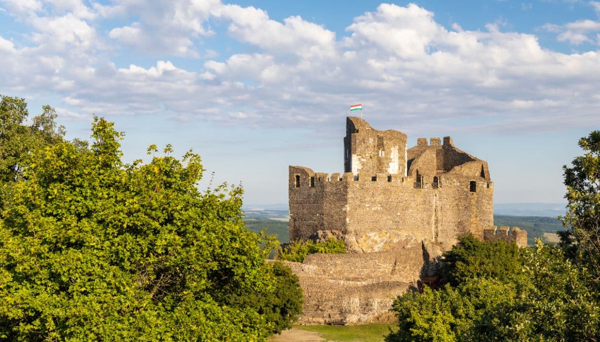 Veduta del Castello di Holl&oacute;kő sulla rupe, Ungheria