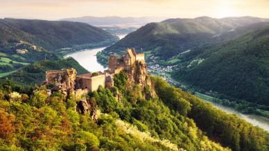 Castello di Aggstein in Austria, un vero e proprio gigante di pietra che domina il Danubio