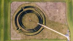 Lo sguardo dell’umanità rivolto al cielo: il Cerchio di Goseck in Germania, il calendario solare più antico d’Europa