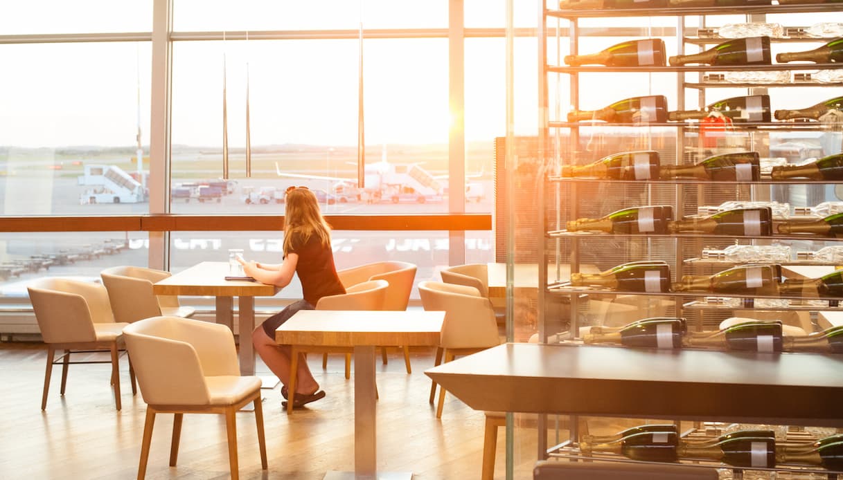 https://siviaggia.it/wp-content/uploads/sites/2/2026/04/Donna-lounge-aeroporto-1.jpg