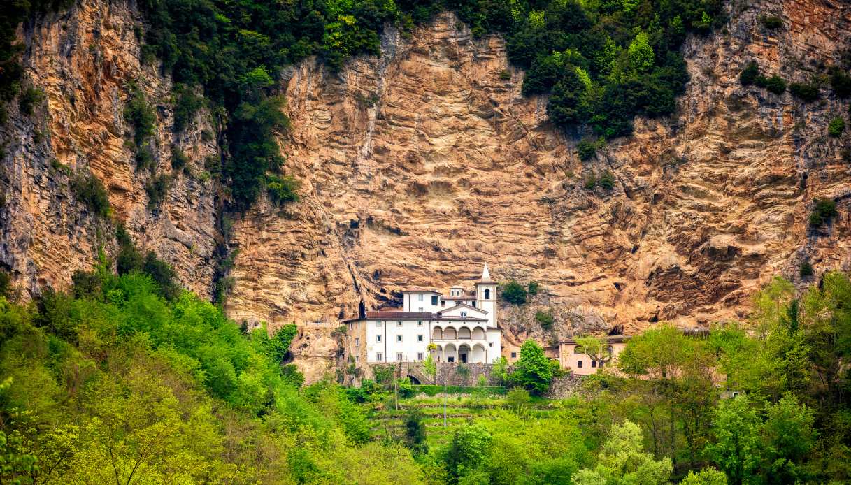 Quel santuario scavato nel cuore delle Apuane: l’incantevole Eremo di Calomini