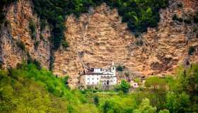 Quel santuario scavato nel cuore delle Apuane: l’incantevole Eremo di Calomini
