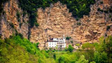 Quel santuario scavato nel cuore delle Apuane: l’incantevole Eremo di Calomini