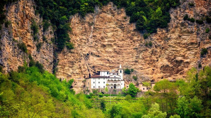 Quel santuario scavato nel cuore delle Apuane: l’incantevole Eremo di Calomini