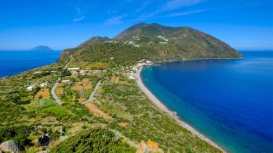 Filicudi è un’isola di lava, silenzio e notti immense nelle Eolie