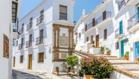 Frigiliana, il labirinto bianco dell’Andalusia che profuma di zucchero