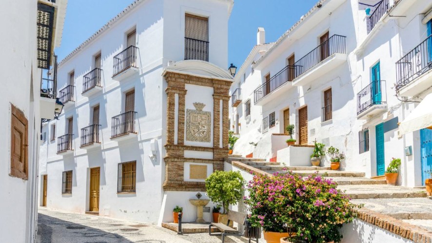 Frigiliana, il labirinto bianco dell’Andalusia che profuma di zucchero