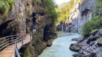 Una straordinaria avventura nella Gola dell’Aare, tra rocce antiche e acque glaciali delle Alpi bernesi