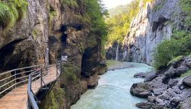 Una straordinaria avventura nella Gola dell’Aare, tra rocce antiche e acque glaciali delle Alpi bernesi