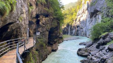 Una straordinaria avventura nella Gola dell’Aare, tra rocce antiche e acque glaciali delle Alpi bernesi