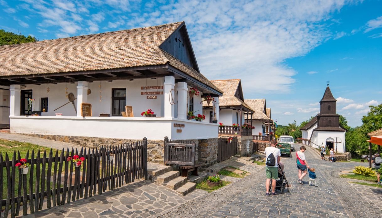 La gente visita il tradizionale villaggio di Holl&oacute;kő in Ungheria