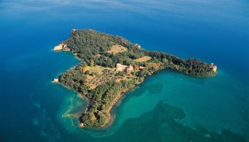 Isola Bisentina, il segreto del Lago di Bolsena tra architetture rinascimentali e racconti che sfiorano il mito