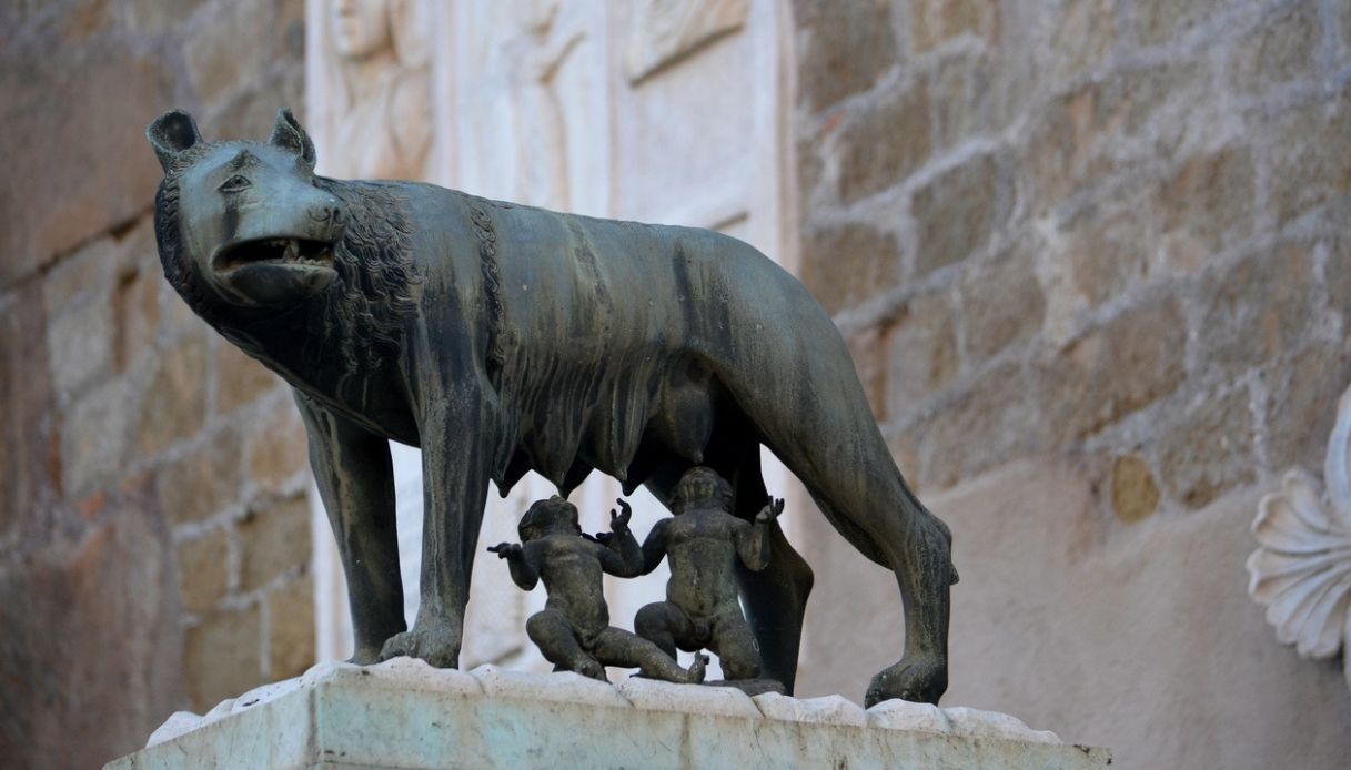 La statua della Lupa a Roma
