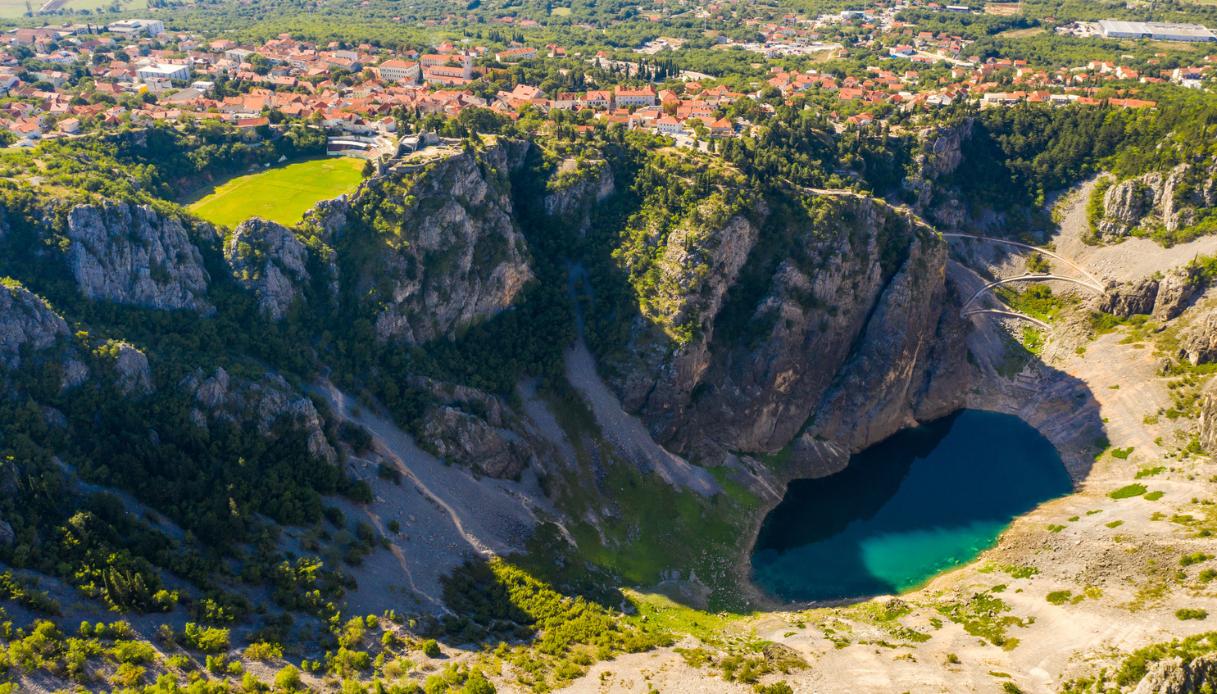 Acque cangianti e leggende antiche: i Laghi di Imotski, il cuore carsico della Croazia