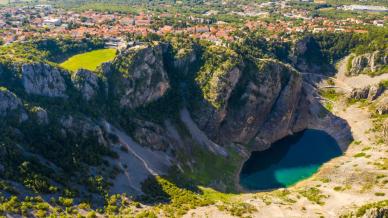 Acque cangianti e leggende antiche: i Laghi di Imotski, il cuore carsico della Croazia