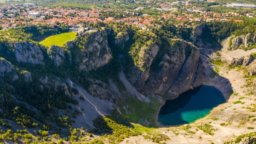Acque cangianti e leggende antiche: i Laghi di Imotski, il cuore carsico della Croazia