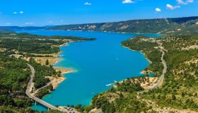 Il magico Lago di Sainte-Croix: sfumature turchesi tra forre millenarie e villaggi arroccati