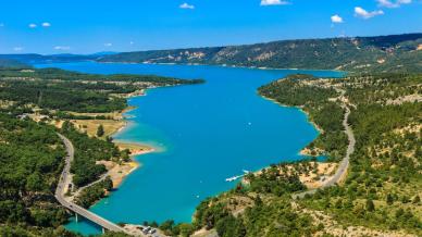 Il magico Lago di Sainte-Croix: sfumature turchesi tra forre millenarie e villaggi arroccati
