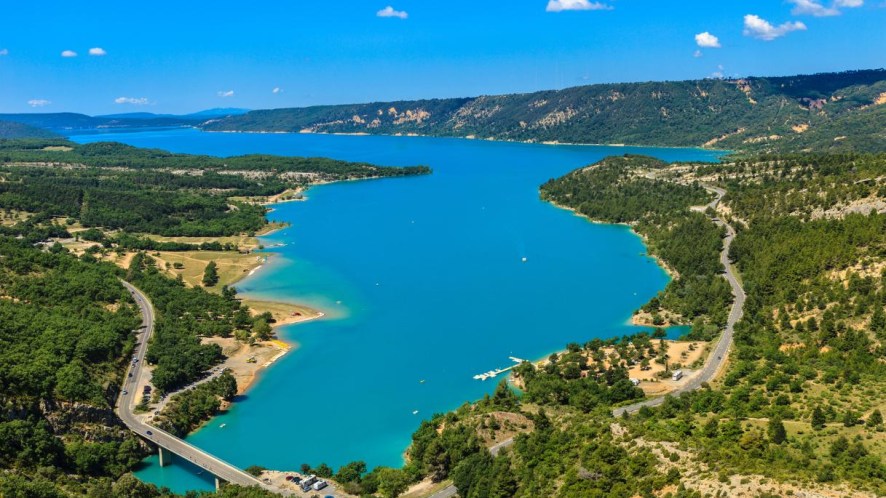 Il magico Lago di Sainte-Croix: sfumature turchesi tra forre millenarie e villaggi arroccati