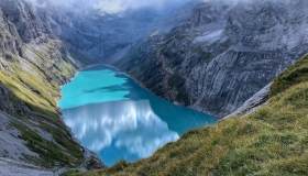 Il colosso turchese incastonato tra le pieghe rocciose del Canton Glarona: il Limmernsee