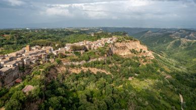 Lubriano è il borgo silenzioso della Tuscia con panorami epici sulla Valle dei Calanchi