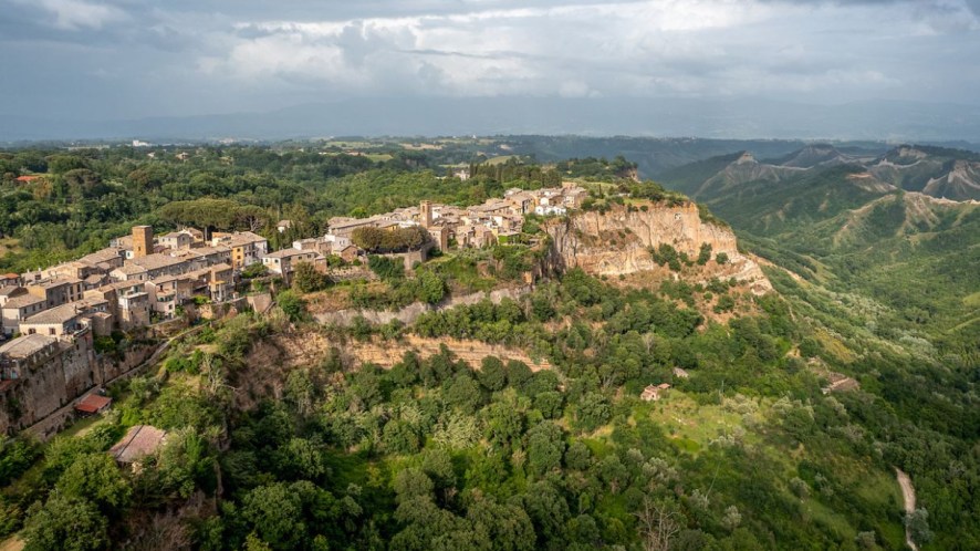 Lubriano è il borgo silenzioso della Tuscia con panorami epici sulla Valle dei Calanchi