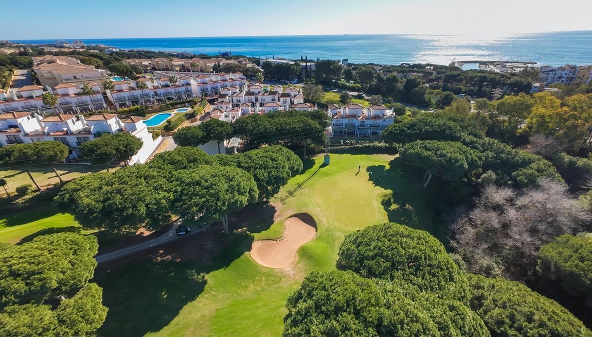 Un campo da golf vicino al mare a Marbella