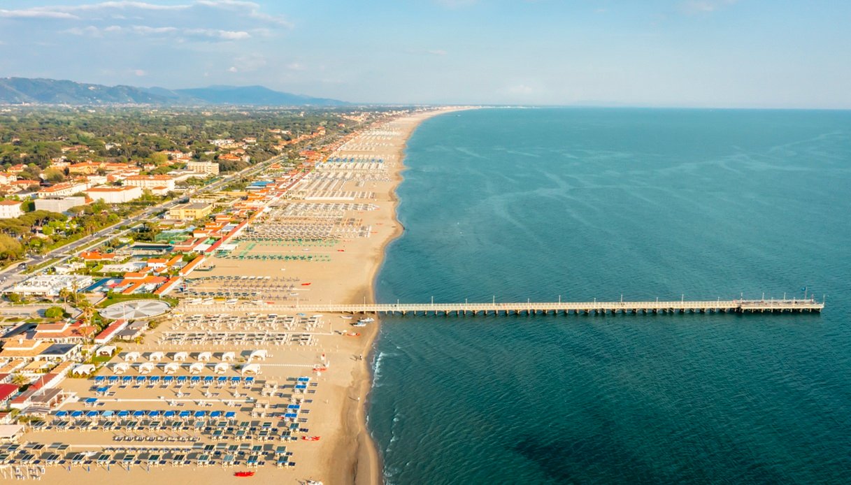 https://siviaggia.it/wp-content/uploads/sites/2/2026/04/Mare-Forte-dei-Marmi-Toscana-Versilia.jpg