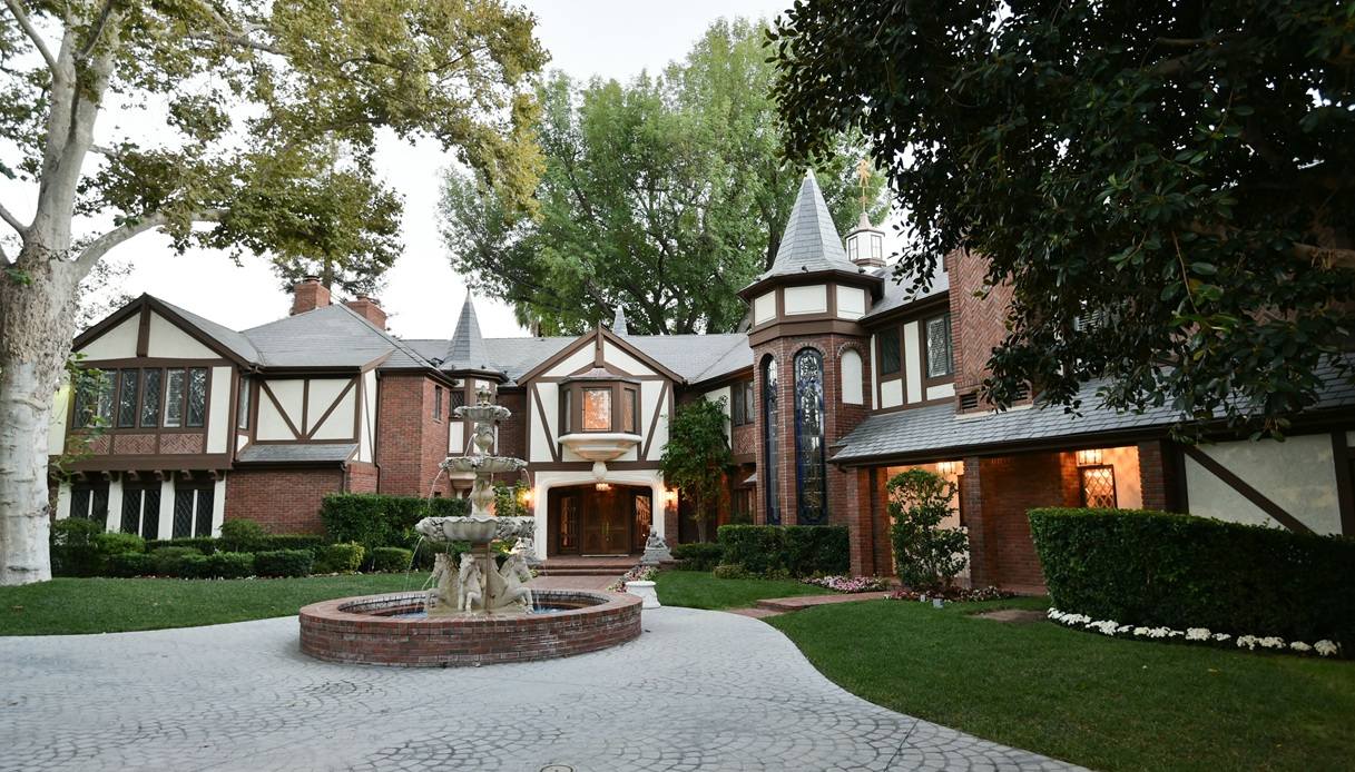 Alcune scene del film "Michael" sono girate nella casa di famiglia a Encino (San Ferdinando Valley, Los Angeles) 