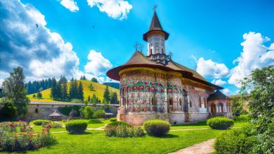 Sucevița, il monastero dipinto della Bucovina che racconta il cielo passo dopo passo