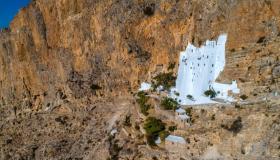 Panagia Hozoviotissa, il monastero bianco incastonato nella roccia di Amorgos