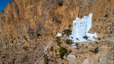 Panagia Hozoviotissa, il monastero bianco incastonato nella roccia di Amorgos
