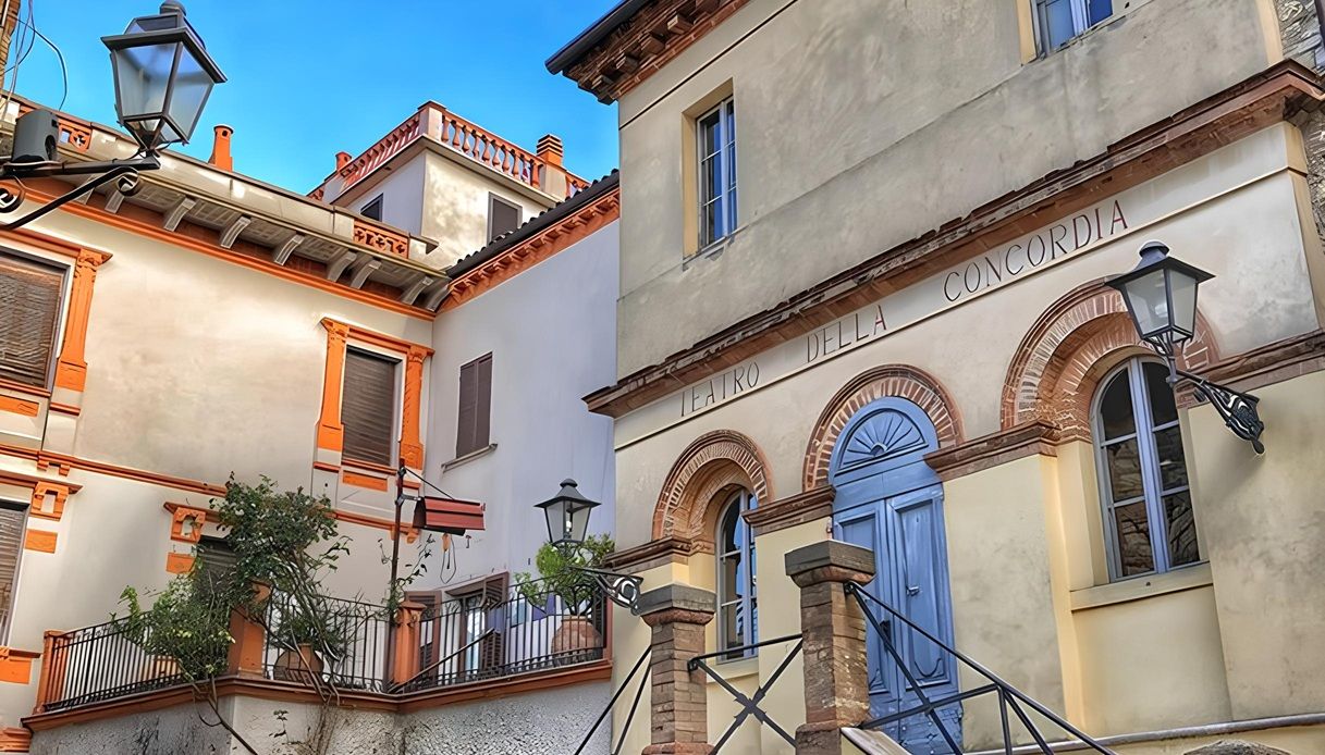 L'ingresso da Piazza Teatro della Concordia