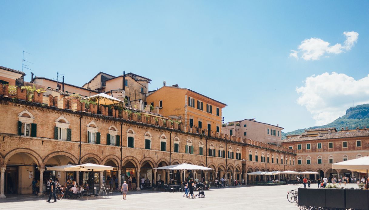 Veduta di Piazza del Popolo, Ascoli Piceno, Marche