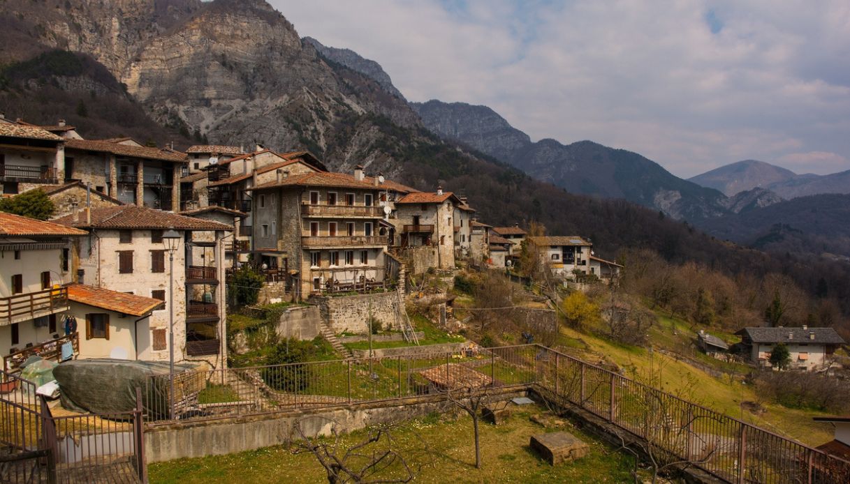 Panorama del villaggio alpino di Poffabro, Friuli Venezia Giulia