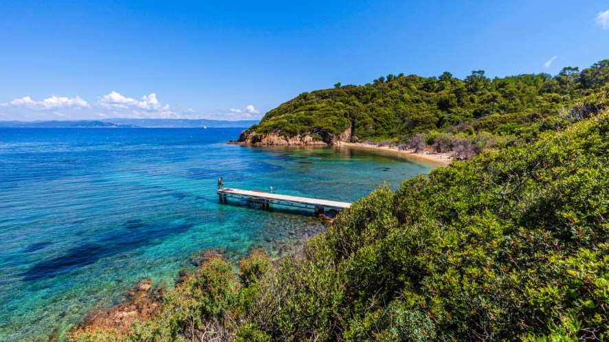 Port-Cros è un’isola segreta francese tra silenzi mediterranei, forti storici e sentieri di pietra