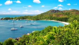 Praslin, l’isola delle baie scolpite nel granito: viaggio lento nel cuore più autentico delle Seychelles