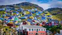 Perché organizzare un viaggio a Qaqortoq, il villaggio colorato della Groenlandia