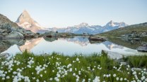 Riffelsee in Svizzera, il lago specchio del Cervino che regala l’alba più teatrale delle Alpi