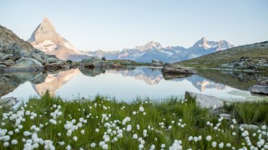 Riffelsee in Svizzera, il lago specchio del Cervino che regala l’alba più teatrale delle Alpi