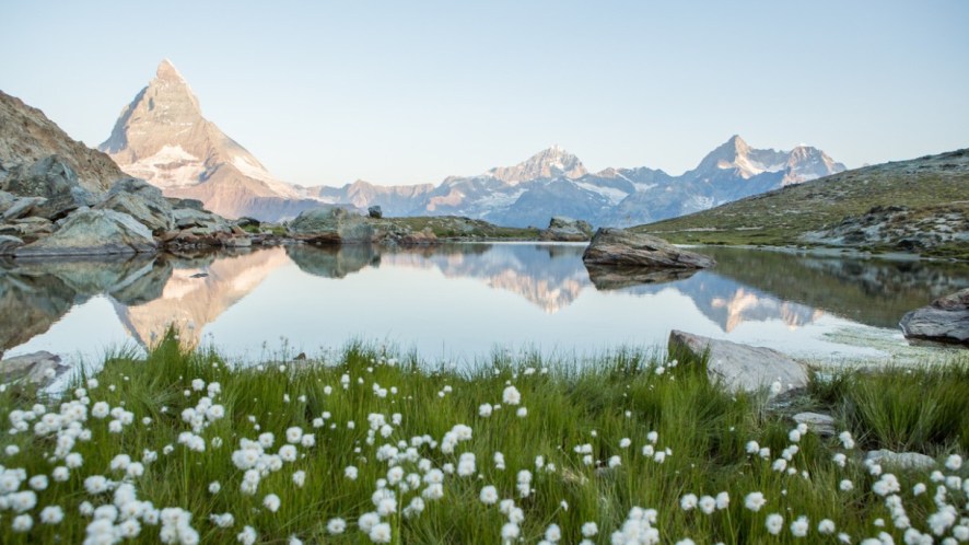 Riffelsee in Svizzera, il lago specchio del Cervino che regala l’alba più teatrale delle Alpi