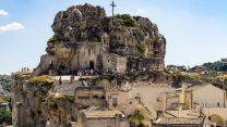 Nel ventre della rupe: il canto silenzioso della Chiesa Rupestre di Santa Maria de Idris