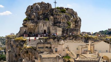 Nel ventre della rupe: il canto silenzioso della Chiesa Rupestre di Santa Maria de Idris