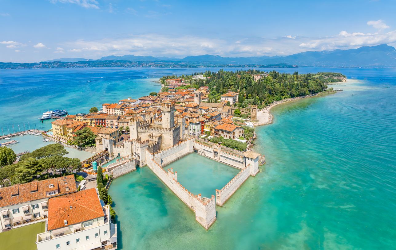 Vista panoramica sul centro storico di Sirmione