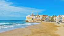 Cosa vedere a Sitges, la pittoresca cittadina catalana, tra spiagge, case moderniste e movida