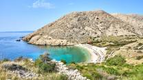 La spiaggia di Oprna è il gioiello nascosto dell’isola di Krk, tra mare turchese e natura selvaggia