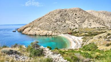 La spiaggia di Oprna è il gioiello nascosto dell’isola di Krk, tra mare turchese e natura selvaggia