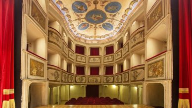 Pasqua nel teatro all’italiana più piccolo del mondo, l’esperienza unica al Teatro della Concordia