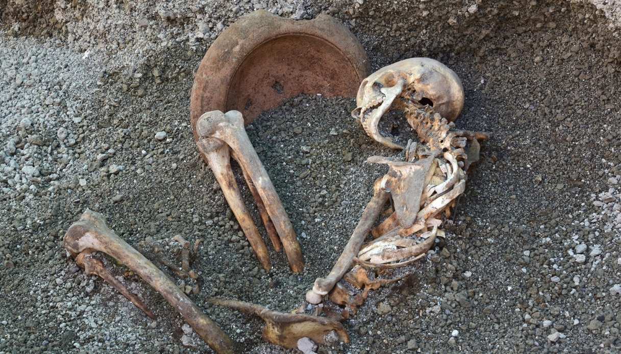 Il ritrovamento dell'uomo con vaso di terracotta a Pompei