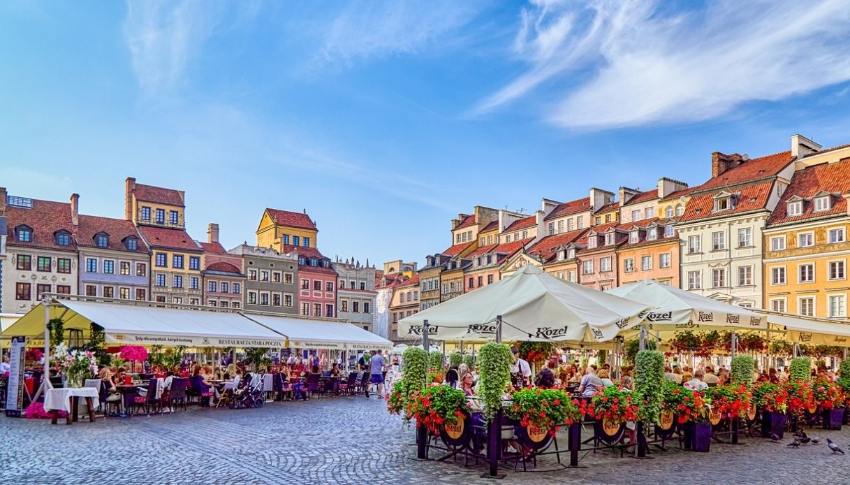 Piazza del mercato della citt&agrave; vecchia nella citt&agrave; di Varsavia
